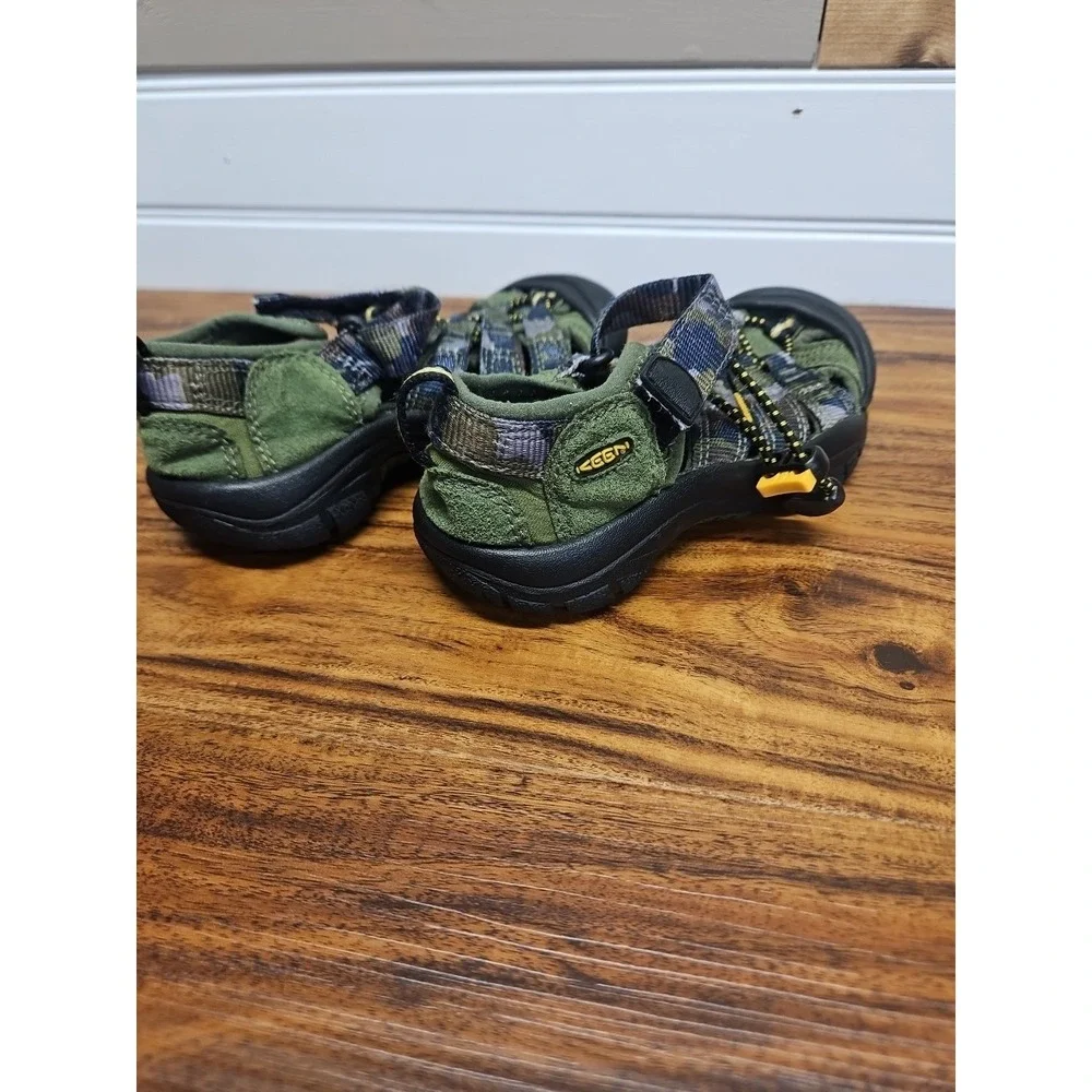 Big Kids Keen Newport H2 Green Camo Waterproof Outdoor Sandals Shoes Youth Sz 11